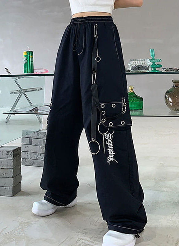 Spodnie z kieszeniami z nitami i łańcuchami