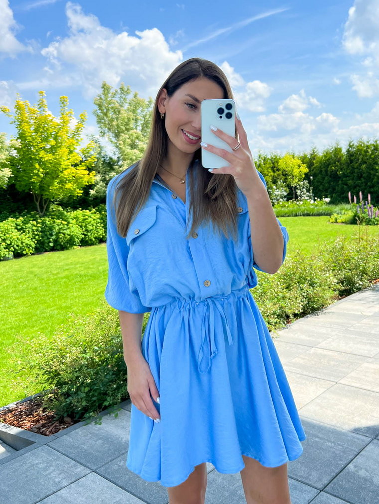 Sukienka koszulowa Soya błękitna zapinana na guziki z gumką w talii