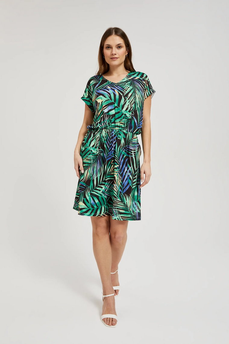 Sukienka w tropikalny wzór z wiązaniem w talii zielona