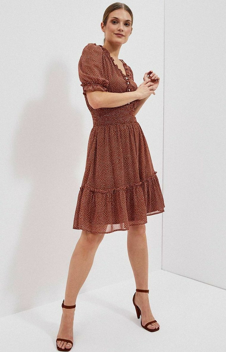 Sukienka w groszki z falbaną w kolorze brązowym 4020, Kolor brązowy-wzór, Rozmiar XS, Moodo