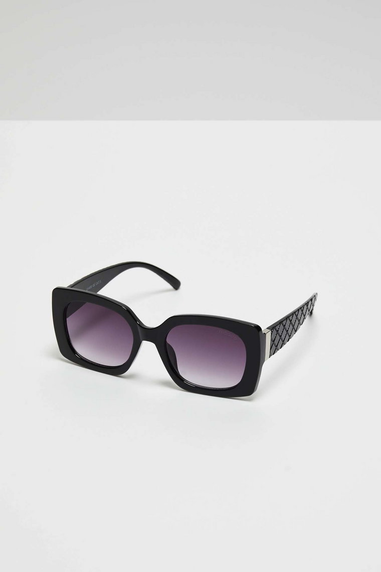 Okulary przeciwsłoneczne z grubymi oprawkami czarne