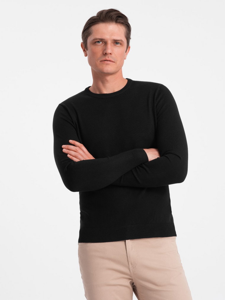 Klasyczny sweter męski z okrągłym dekoltem - czarny V2 OM-SWBS-0106
