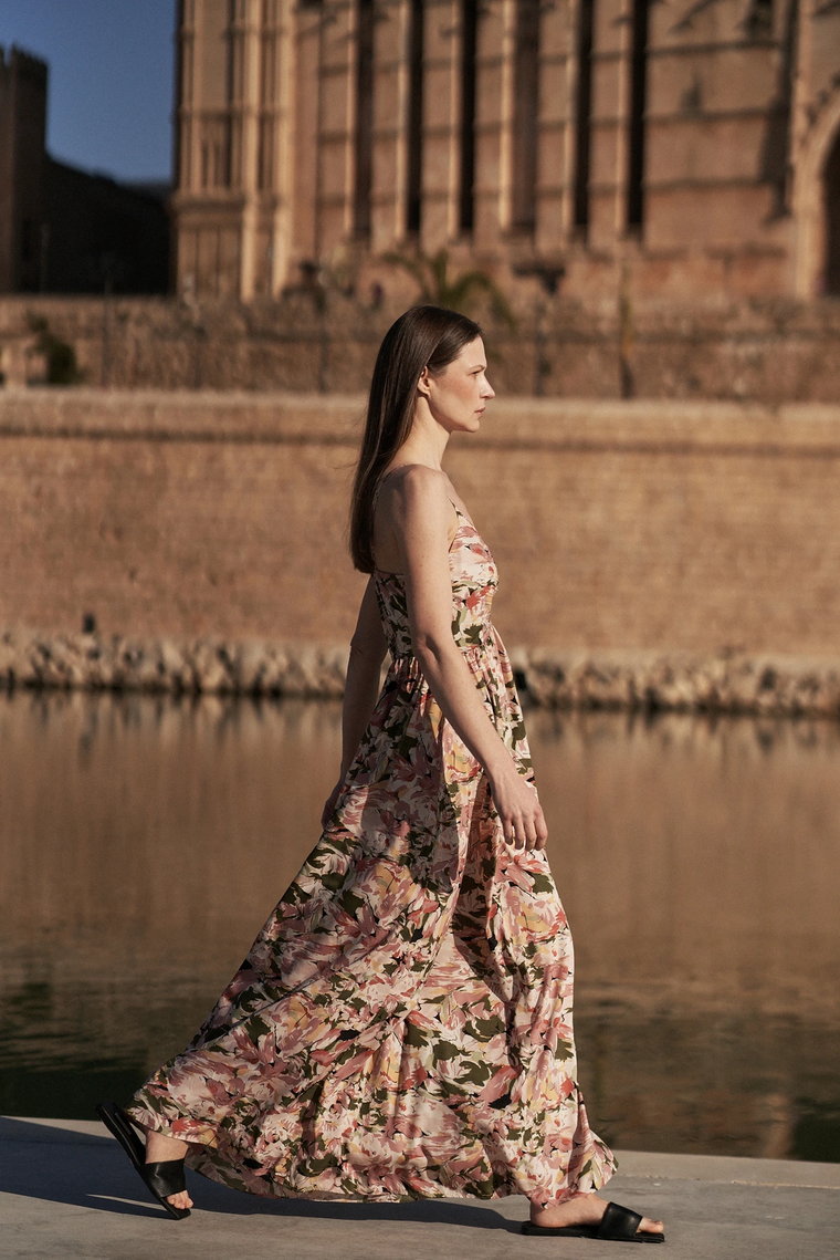 Sukienka maxi na ramiączka z kwiatowym wzorem różowa