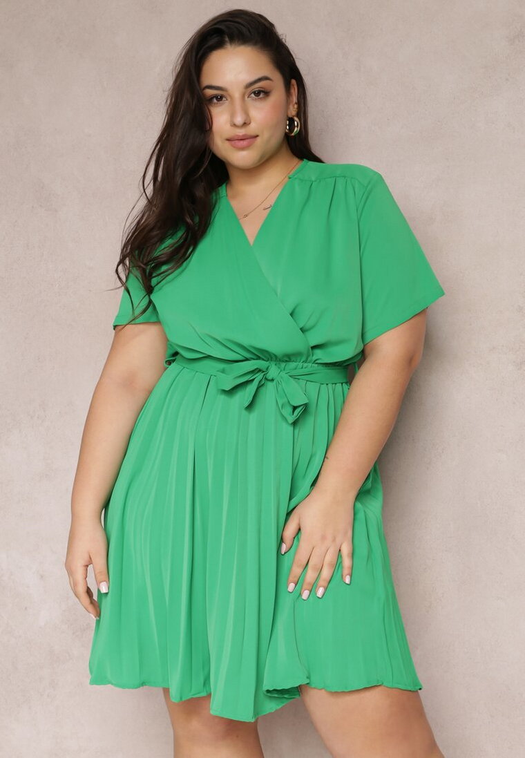 Zielona Sukienka z Gumką w Pasie i Kopertowym Dekoltem Azrah
