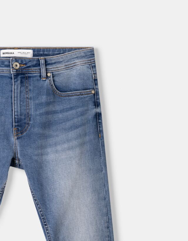 Bershka Jeansy O Kroju Super Skinny Mężczyzna 44 Wyblakły Niebieski