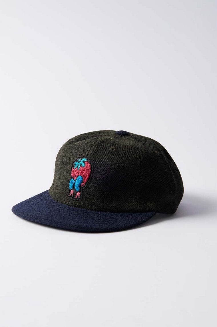 by Parra czapka z daszkiem Stupid Strawberry 6 Panel Hat Hunter kolor zielony z aplikacją 51275