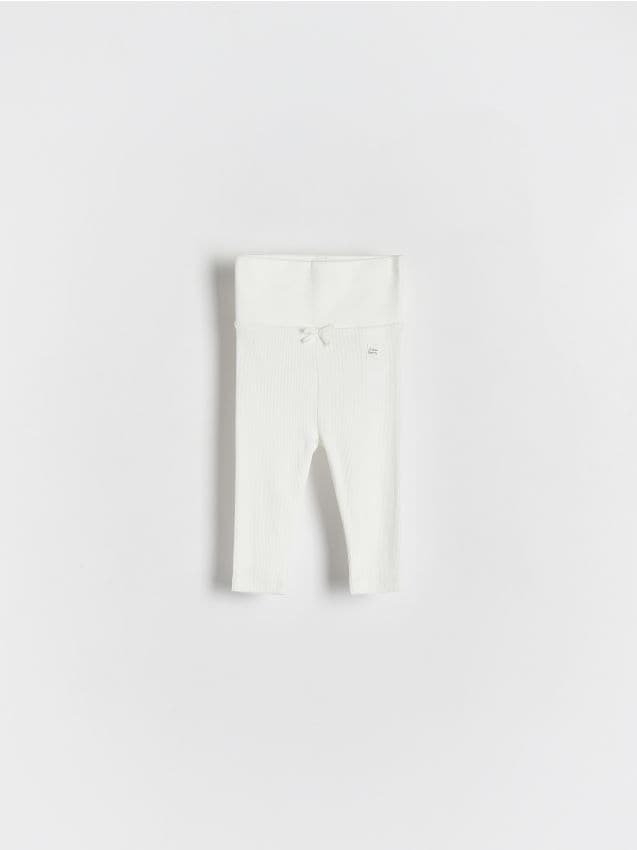 Reserved - Prążkowane legginsy - złamana biel