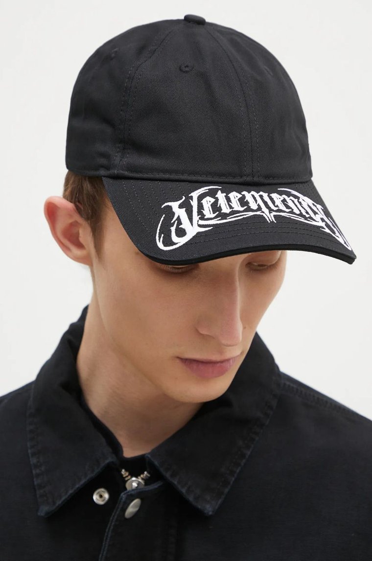 VETEMENTS czapka z daszkiem bawełniana Metal Logo kolor czarny z aplikacją UA66CA140B