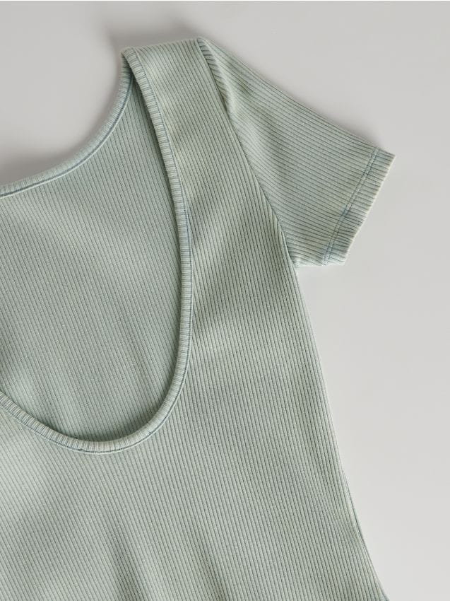 Reserved - Prążkowany t-shirt z wycięciem na plecach - jasnozielony