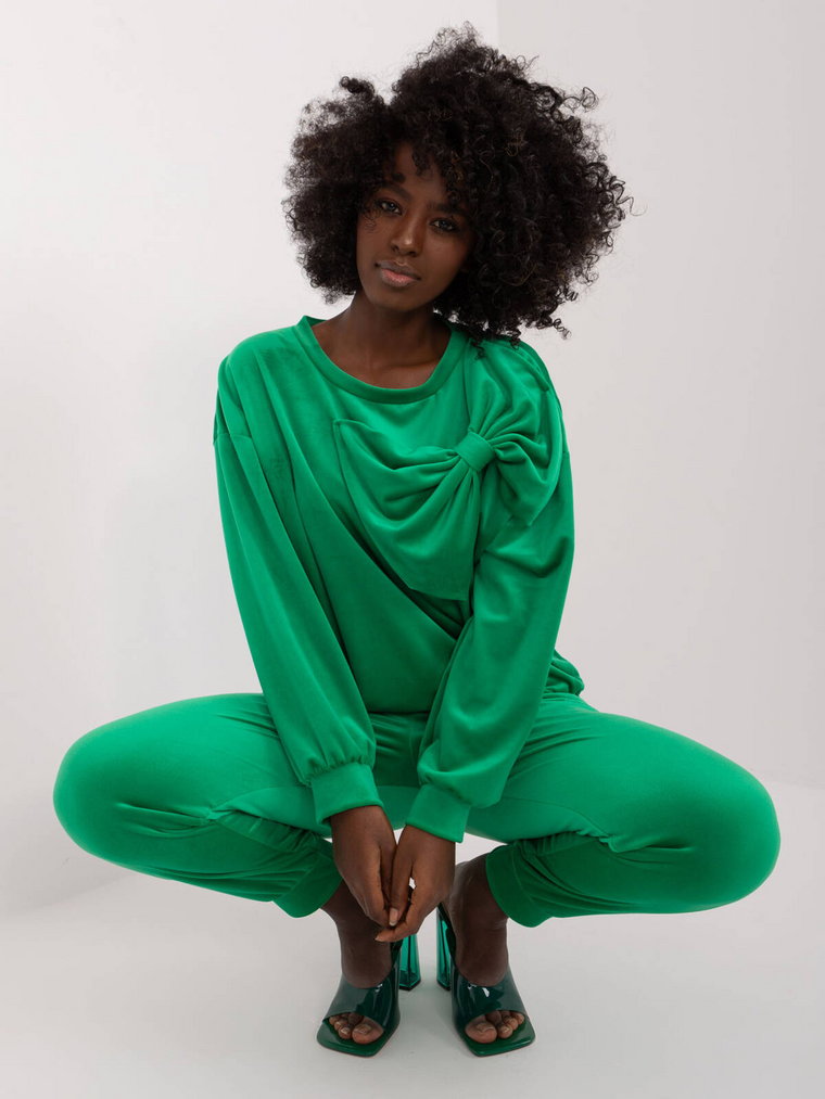 Komplet welurowy zielony casual bluza i spodnie dekolt okrągły rękaw długi nogawka ze ściągaczem kokarda