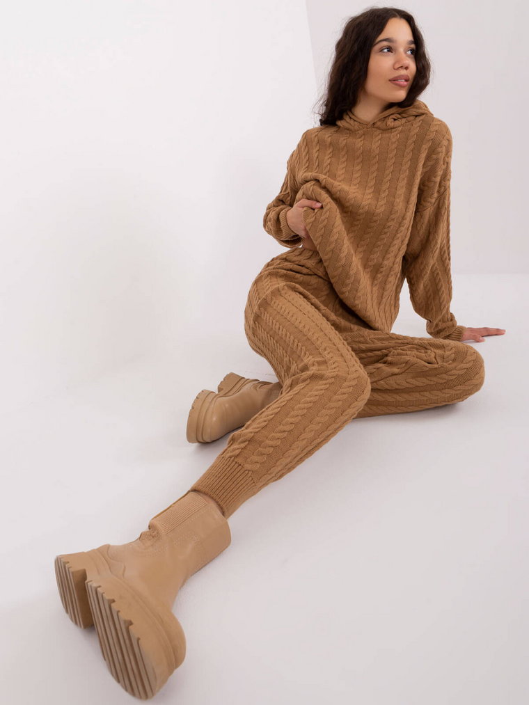 Komplet casualowy camelowy casual sweter i spodnie kaptur nogawka zwężana długość długa