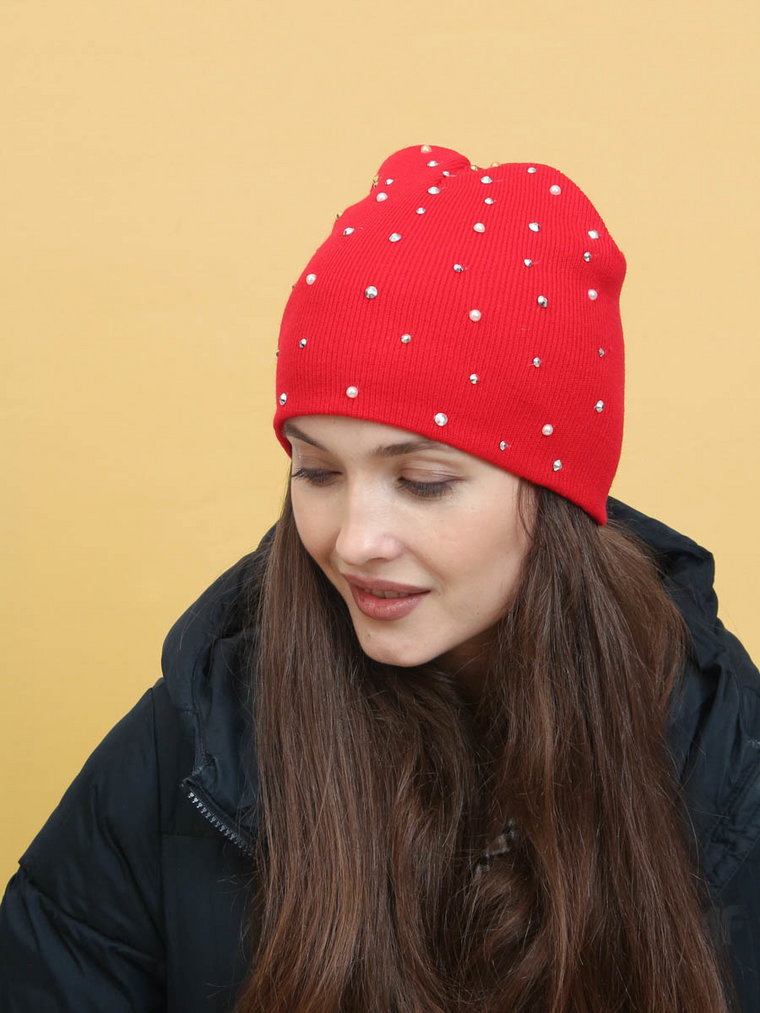 Czerwona czapka z ozdobami damska Shelovet