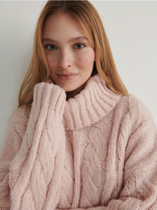 Reserved - Sweter z warkoczowym splotem - różowy
