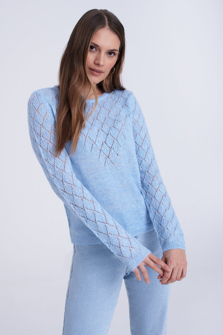Błękitny sweter zdobiony ażurowym splotem