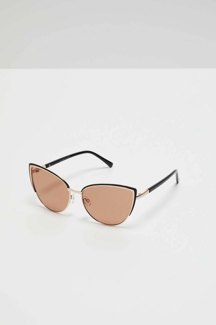 Okulary przeciwsłoneczne z metalowymi oprawkami o kocim kształcie