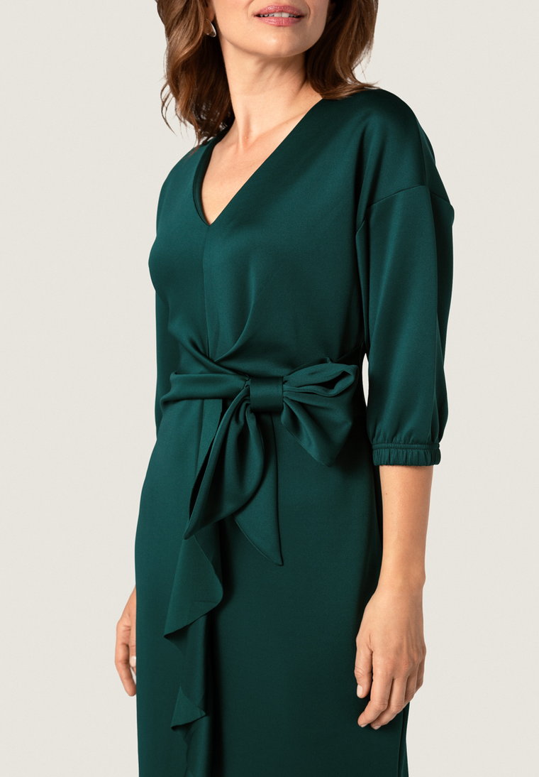 Zielona sukienka z wiązaniem