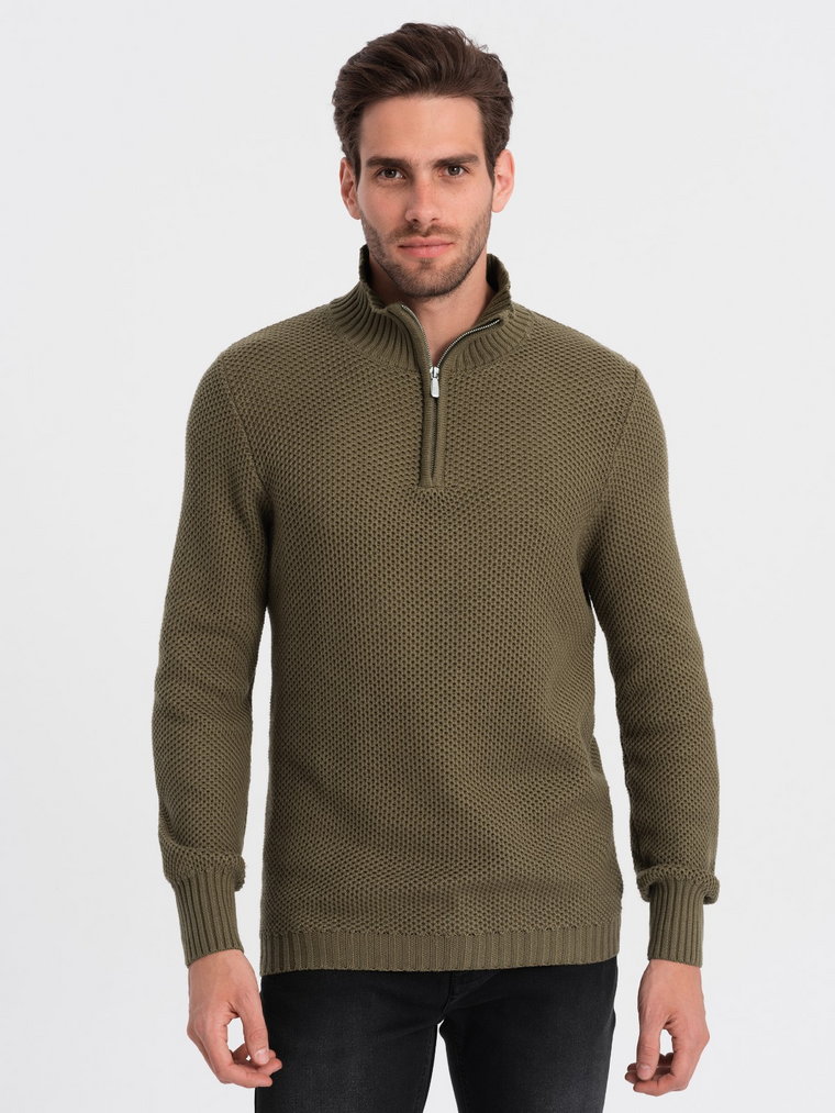 Dzianinowy sweter męski z rozpinaną stójką - oliwkowy V6 OM-SWZS-0105