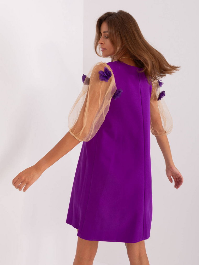 Sukienka koktajlowa fioletowy elegancka dekolt okrągły rękaw krótki długość przed kolano koronka pasek kieszenie