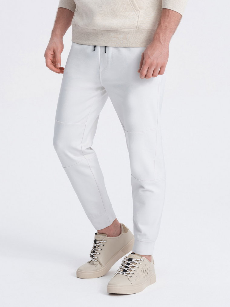 Męskie dresowe spodnie joggery na gumce z przeszyciami  białe V4 OM-PASK-0142