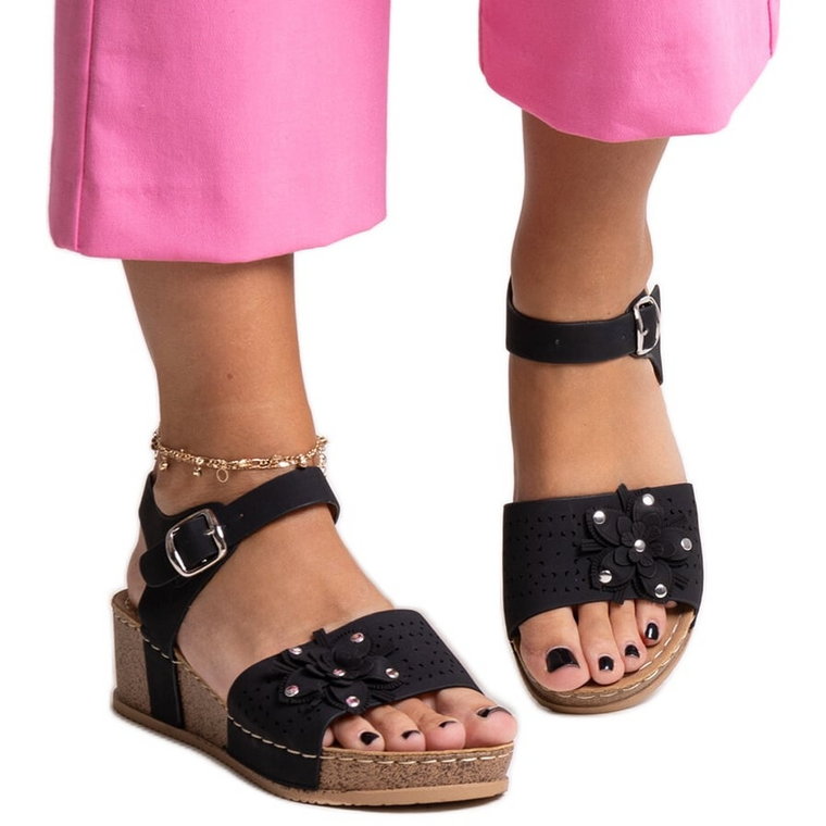 Czarne sandały na koturnie z kwiatem Kifah
