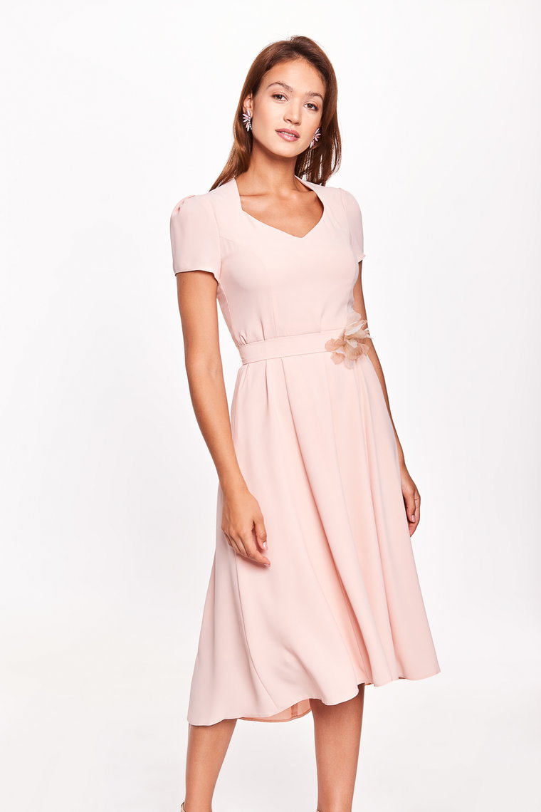 Różowa sukienka z paskiem w talii