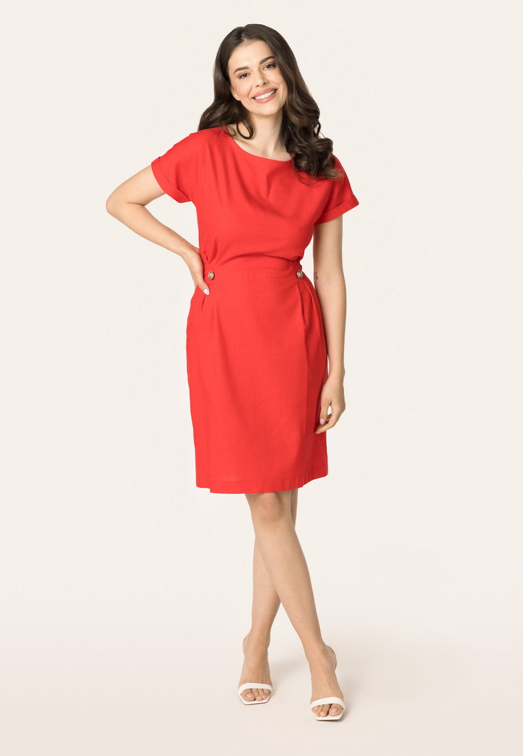 Czerwona sukienka z ozdobnymi guzikami