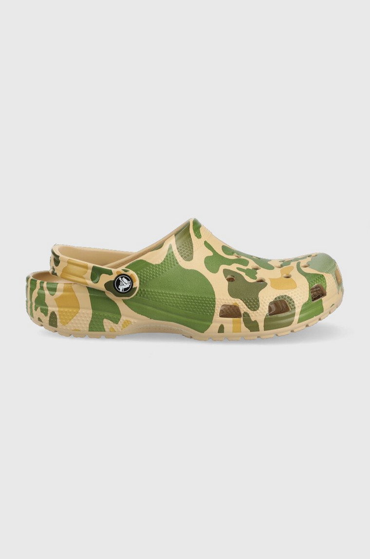 Crocs klapki Classic Printed Camo Clog damskie kolor fioletowy na platformie 208233