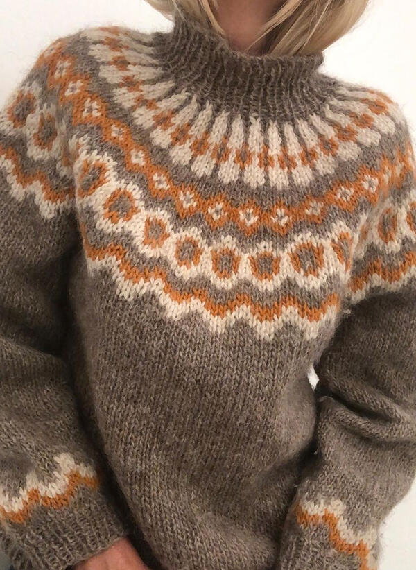 Sweter o luźnym kroju z półgolfem