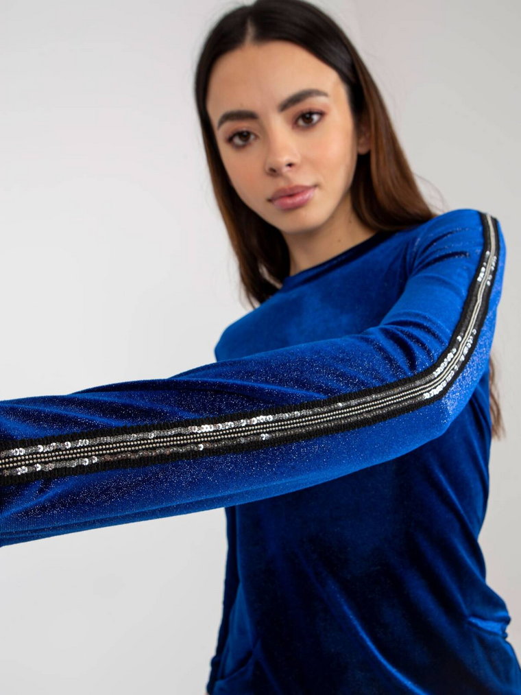 Sukienka koktajlowa kobaltowy dekolt okrągły rękaw długi długość przed kolano cekiny kieszenie