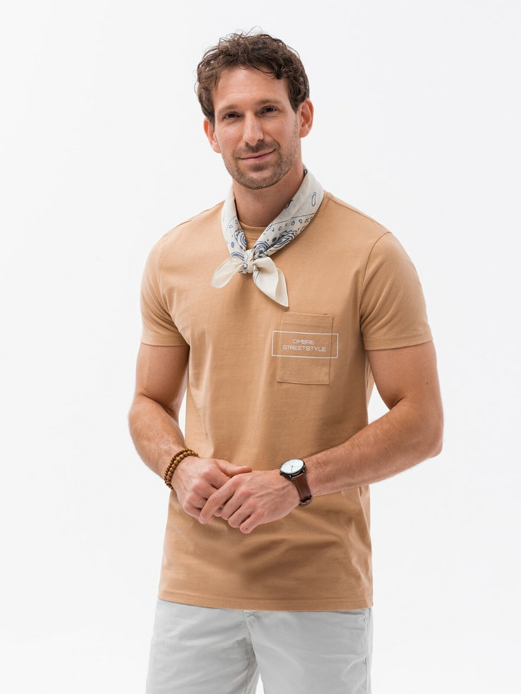 T-shirt męski bawełniany z nadrukiem na kieszonce - jasnobrązowy V6 S1742
