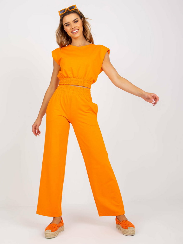 Komplet letni pomarańczowy casual bluzka i spodnie dekolt okrągły bez rękawów nogawka szeroka długość długa