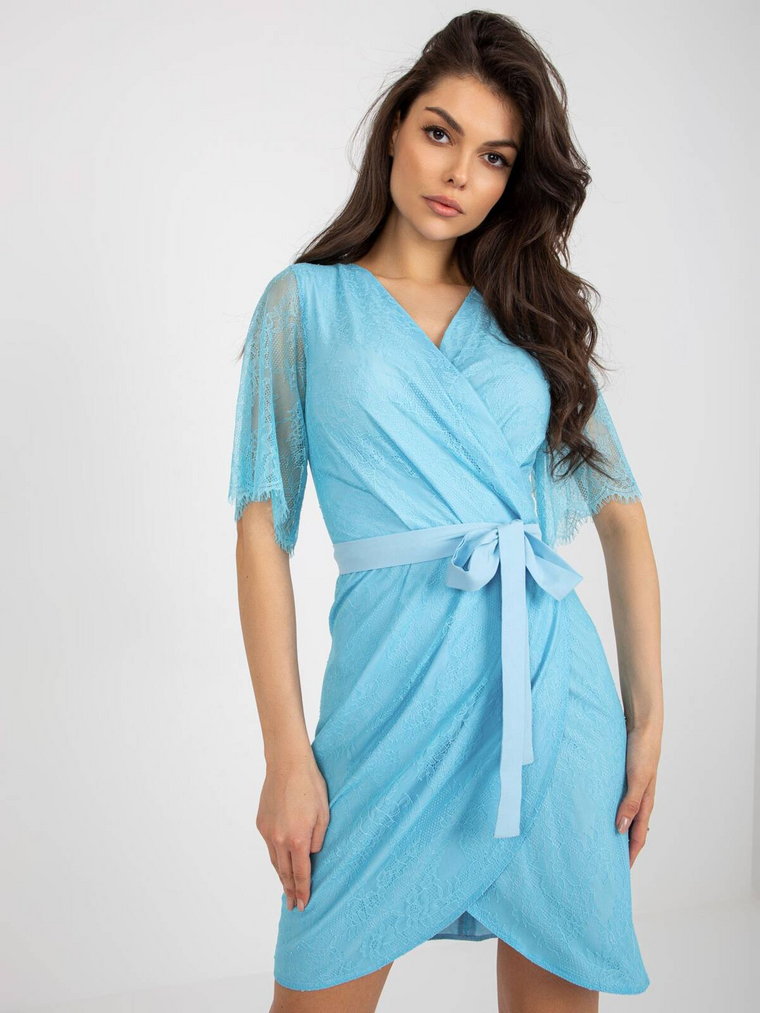 Sukienka koktajlowa jasny niebieski dekolt kopertowy rękaw krótki długość mini koronka pasek z podszewką