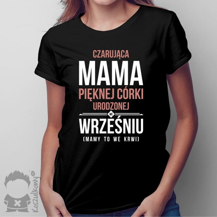 Czarująca mama pięknej córki urodzonej we wrześniu - damska koszulka z nadrukiem