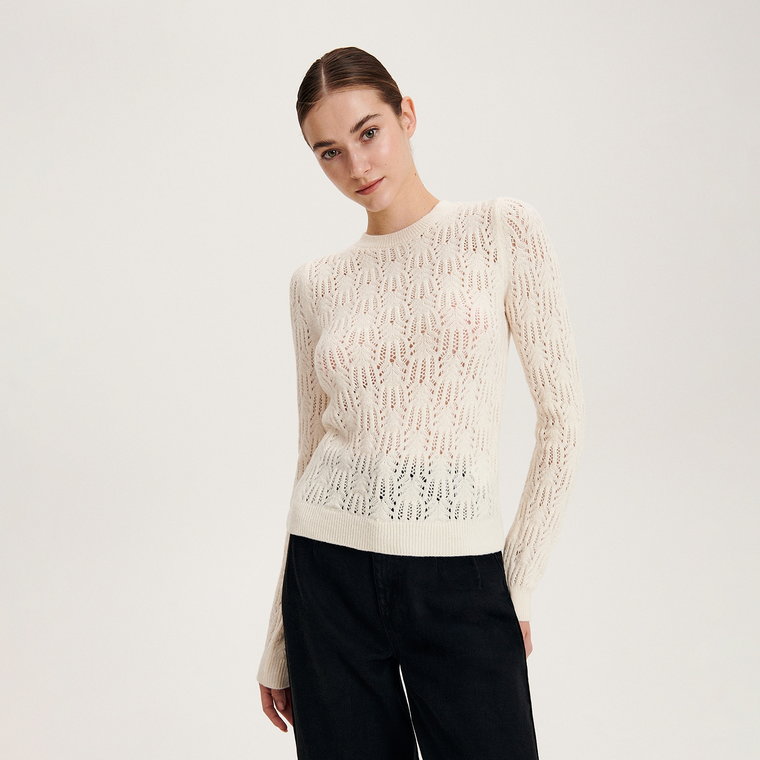 Reserved - Sweter z ażurowym wzorem - kremowy