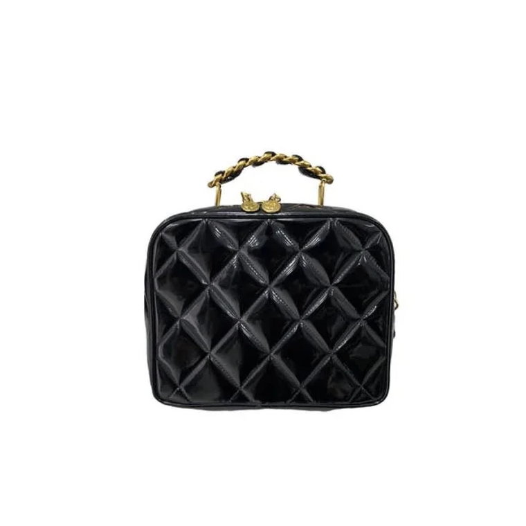 Wintage czarna torebka z lakierowanej skóry z pozłacanymi elementami Chanel Vintage