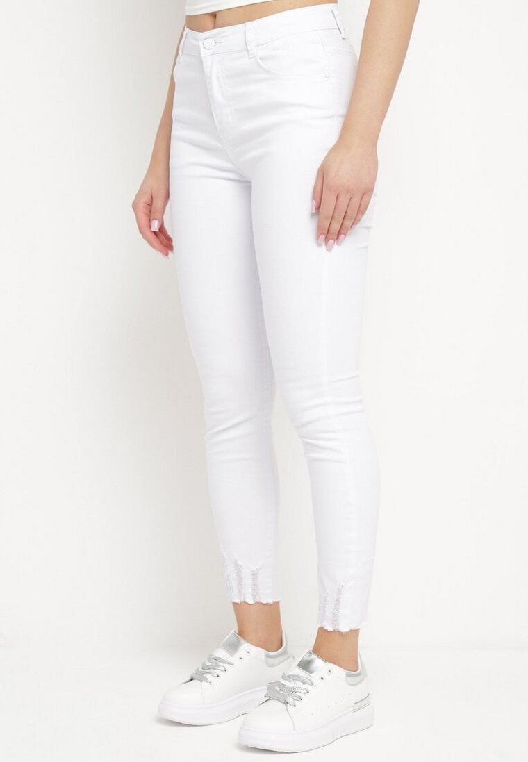 Białe Klasyczne Dopasowane Jeansy z Lekko Wystrzępionymi Nogawkami Gannest