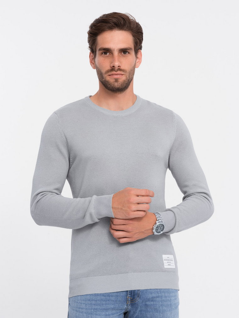 Sweter męski z teksturą i półokrągłym dekoltem - jasnoszary V5 OM-SWSW-0104