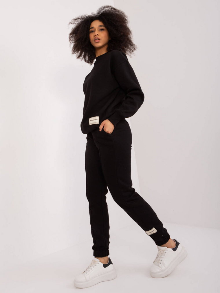 Komplet dresowy czarny casual bluza i spodnie dekolt okrągły nogawka ze ściągaczem naszywki ocieplenie