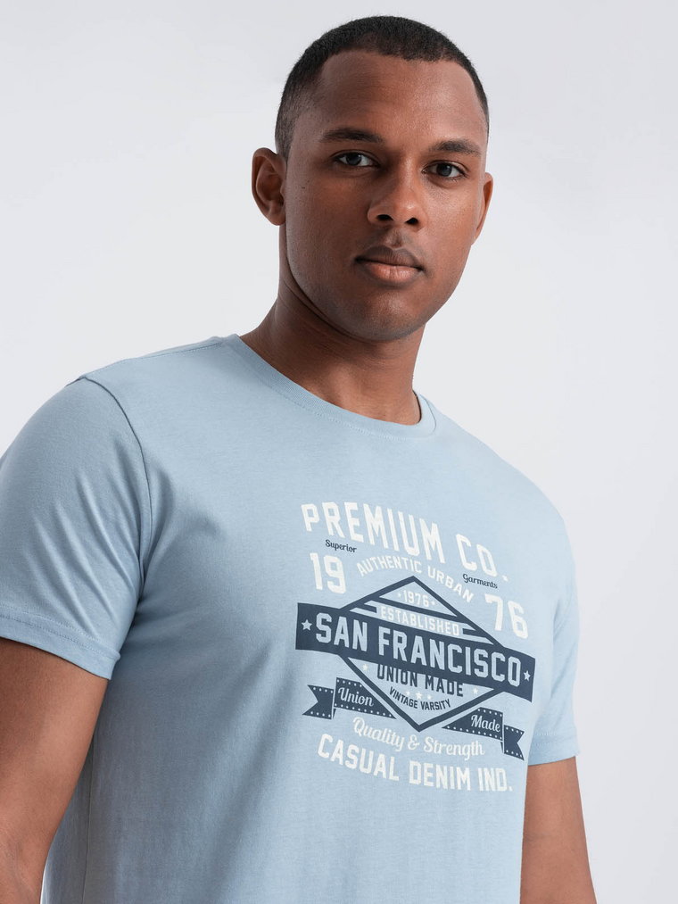 Bawełniany męski t-shirt z nadrukiem San Francisco  błękitny V1 OM-TSPT-0120