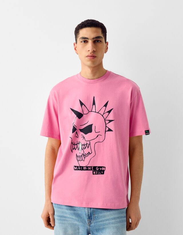 Bershka Koszulka Boxy Fit Z Krótkim Rękawem I Nadrukiem Machine Gun Kelly Mężczyzna Xl Różowy
