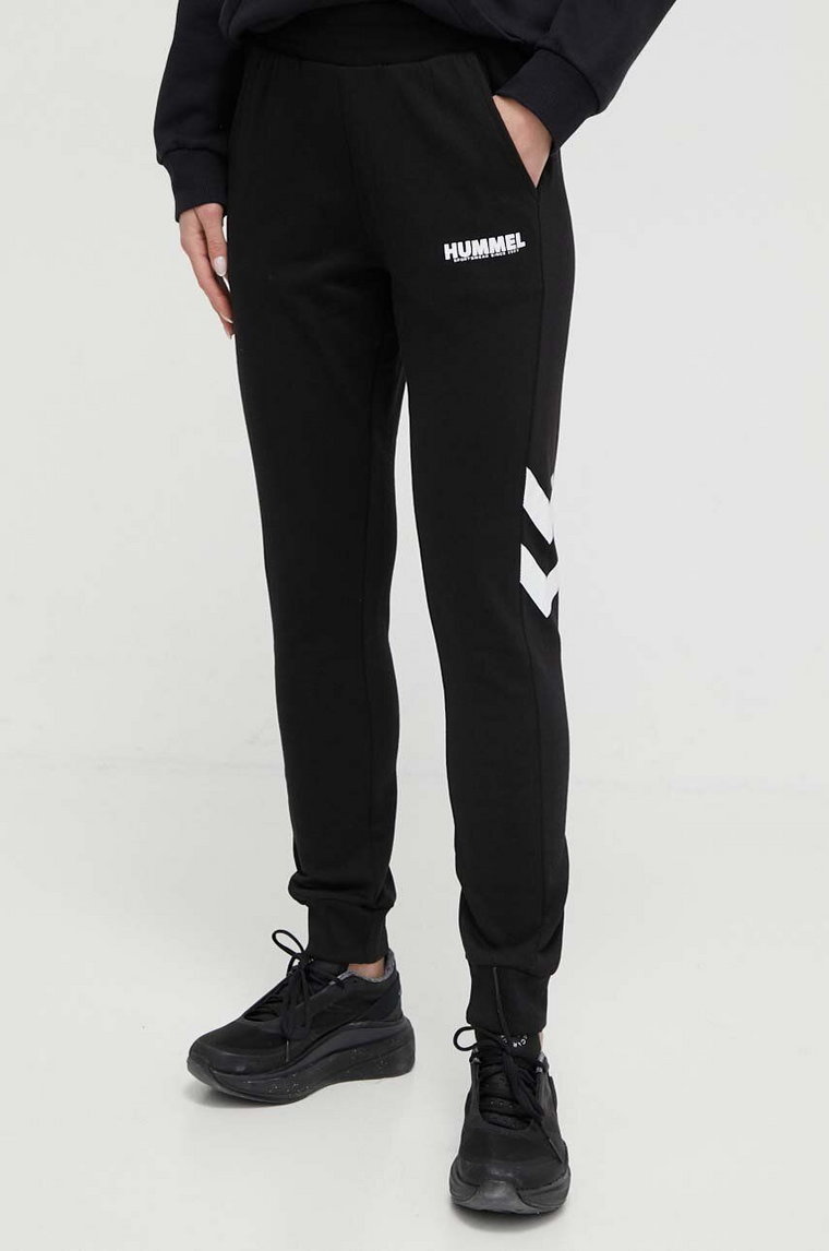 Hummel spodnie dresowe hmlLEGACY WOMAN TAPERED PANTS kolor czarny z nadrukiem 212564