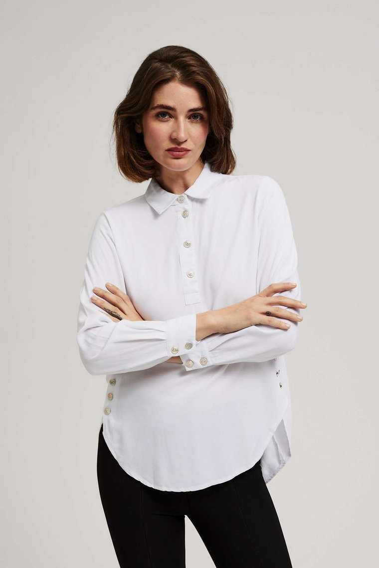 Koszula z ozdobnymi guzikami na dekolcie i rękawach biała