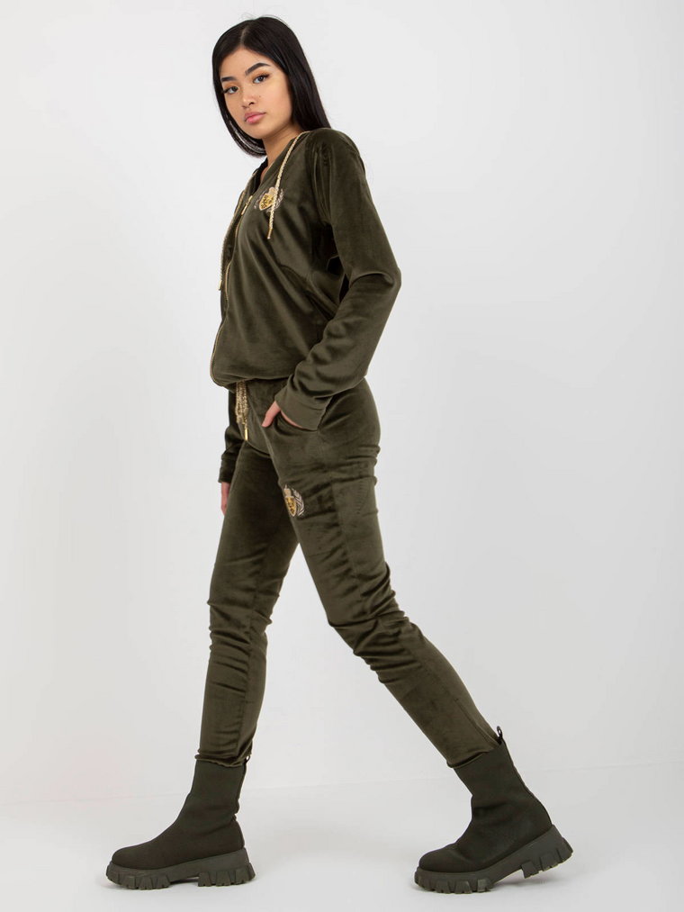 Komplet welurowy khaki casual bluza i spodnie kaptur rękaw długi nogawka ze ściągaczem długość długa troczki naszywki
