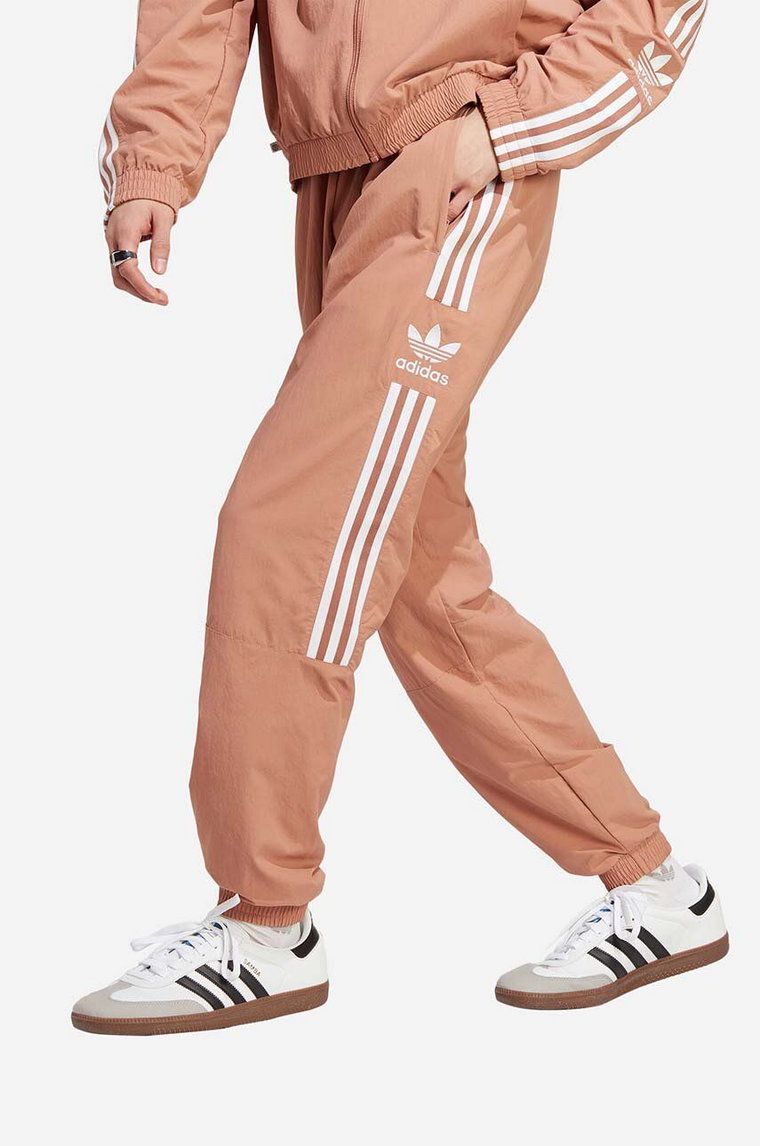 adidas Originals spodnie dresowe Adicolor Classics Lock-Up Trefoil Track Pants kolor brązowy z nadrukiem IA6356-BRAZOWY