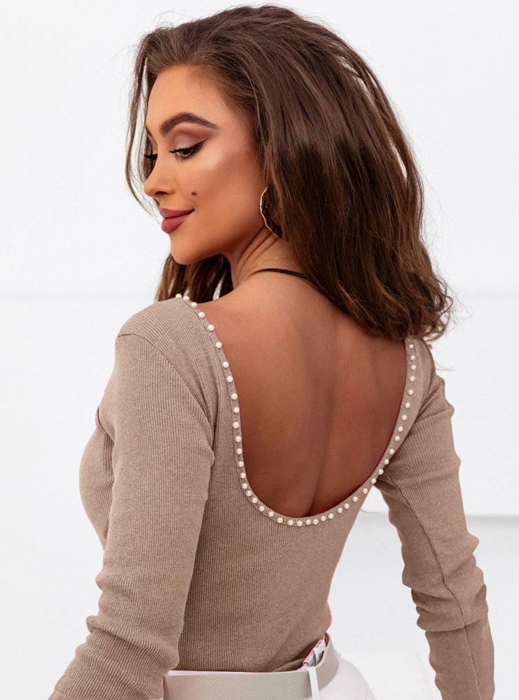 Beżowa prążkowana bluzka z ozdobnymi perełkami na plecach Leronna - beżowy