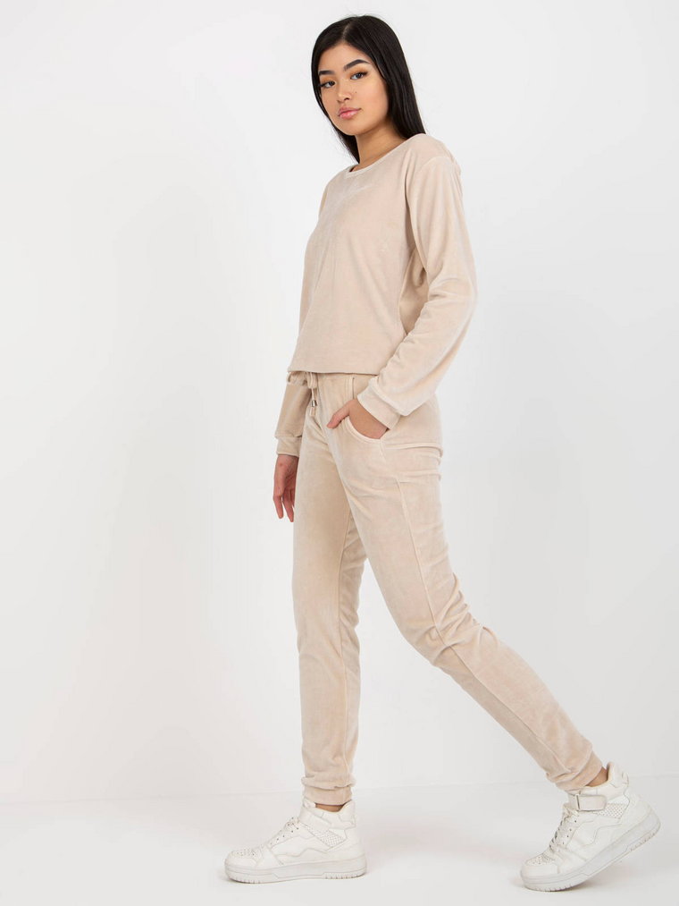 Komplet welurowy jasny beżowy casual bluza i spodnie dekolt okrągły rękaw długi nogawka ze ściągaczem długość długa