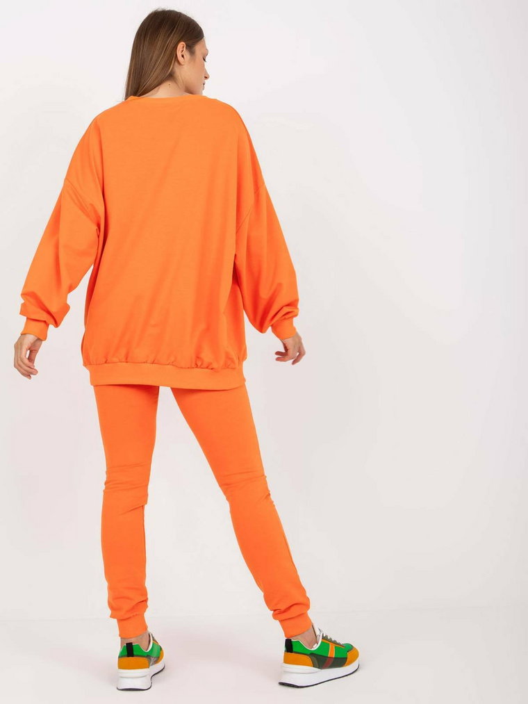 Komplet dresowy pomarańczowy casual bluza i spodnie dekolt okrągły rękaw długi nogawka ze ściągaczem długość długa naszywki