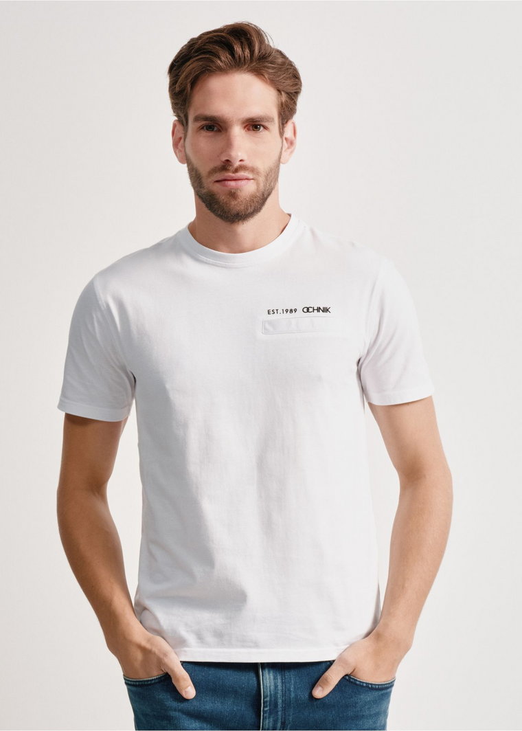 Biały basic T-shirt męski z logo marki OCHNIK