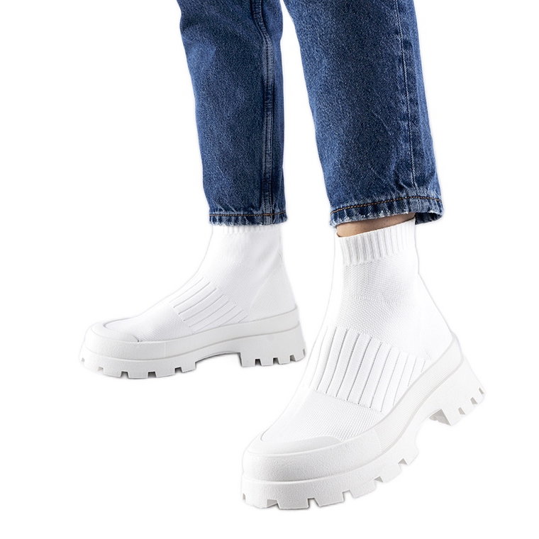 Białe sneakersy z elastyczną cholewką Varden