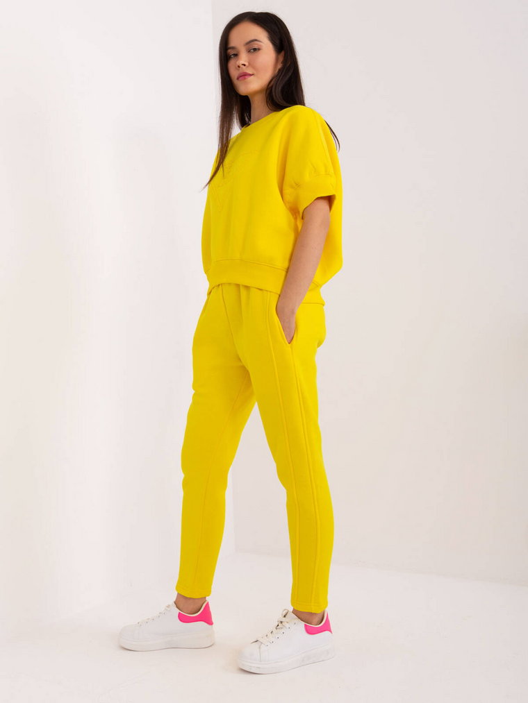 Komplet dresowy żółty casual bluza i spodnie dekolt okrągły rękaw krótki nogawka zwężana długość długa ocieplenie naszywki